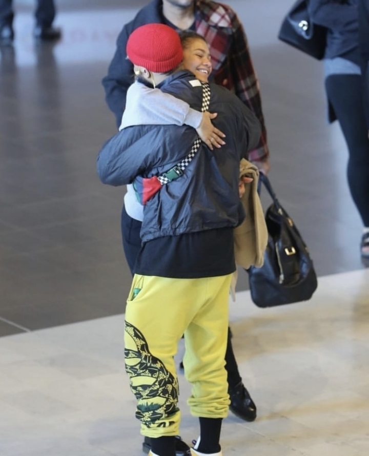 공항에서 아는 지인 만난 젠데이아.jpg | 인스티즈