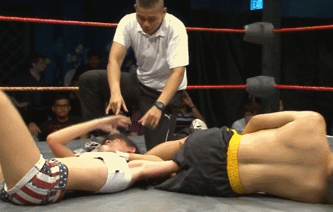 여자 프로 레슬러 VS 일반 남자.gif | 인스티즈