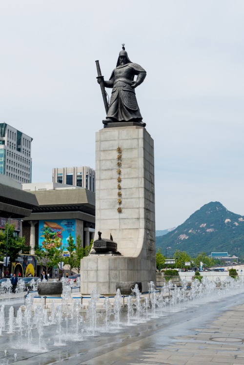 광화문 이순신 장군 동상 바꿔야 한다 VS 그대로 둬야 한다 | 인스티즈