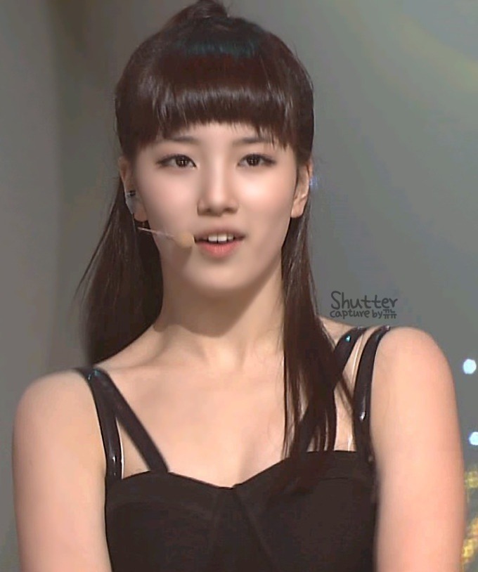 어깨라인이 예쁜 수지 | 인스티즈