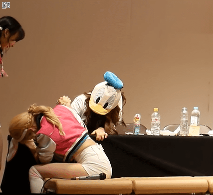 [트와이스] 사나 팔씨름 완전판 (뒷태주의) | 인스티즈