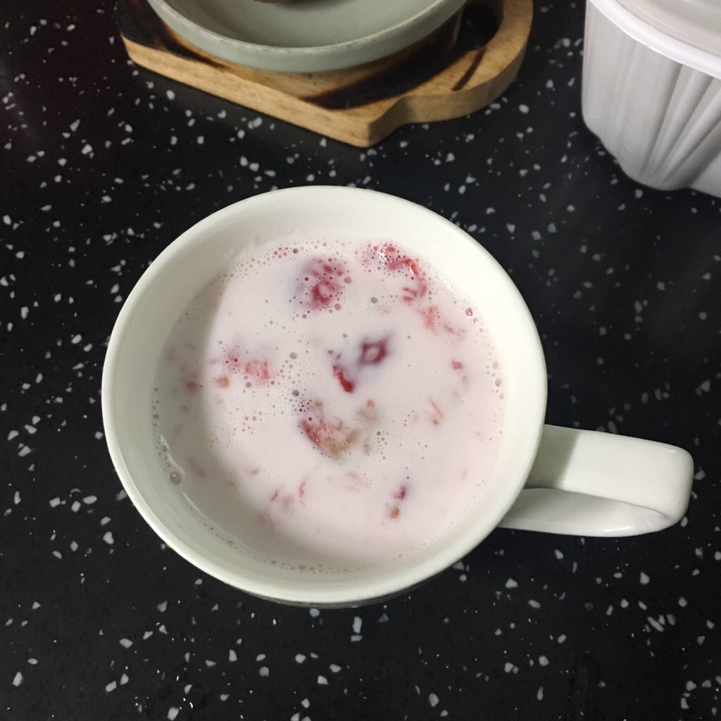 마셔본 사람 모두 극찬한 딸기우유 만드는 법 | 인스티즈