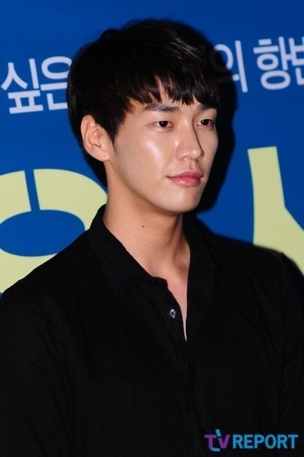 입꼬리가 유명한 남자연예인들 | 인스티즈