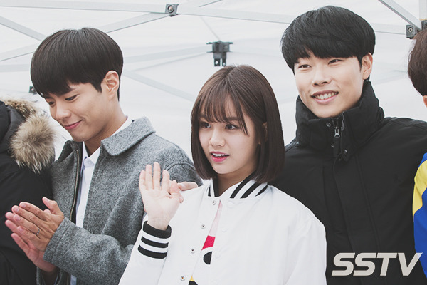 스킨십 자연스러운 혜리-류준열.gif | 인스티즈