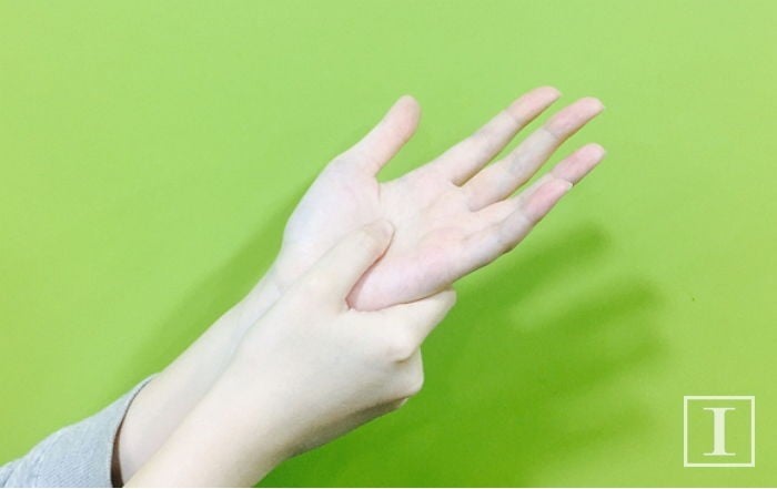 잠 안 올때 '이곳' 누르면 곧바로 잠들 수 있다 | 인스티즈