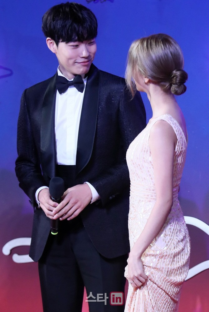 스킨십 자연스러운 혜리-류준열.gif | 인스티즈