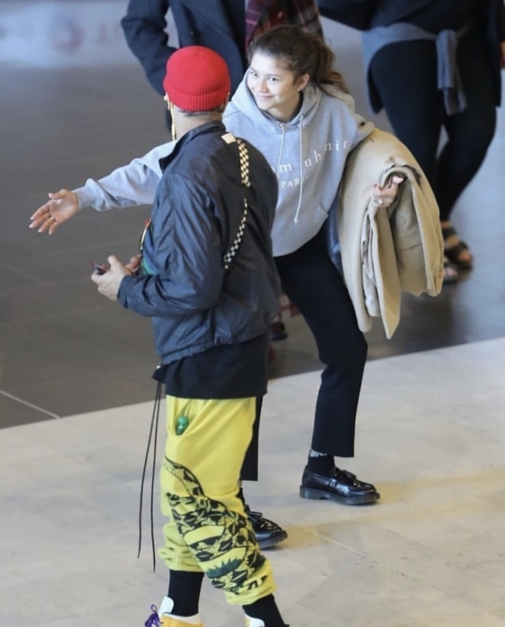 공항에서 아는 지인 만난 젠데이아.jpg | 인스티즈