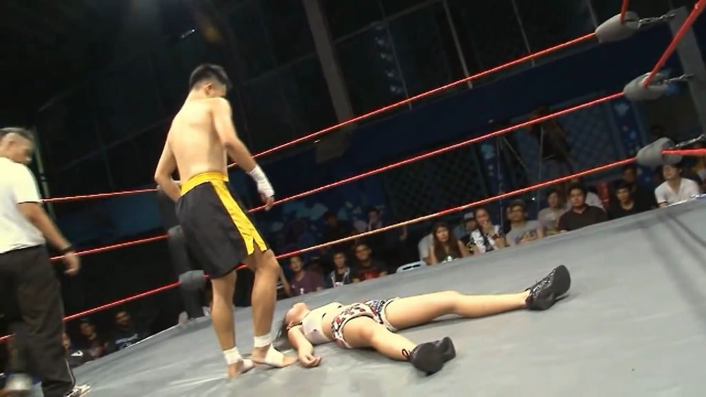 여자 프로 레슬러 VS 일반 남자.gif | 인스티즈