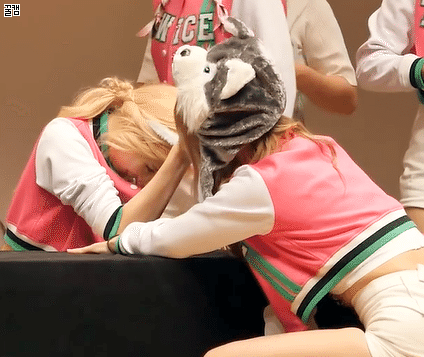 [트와이스] 사나 팔씨름 완전판 (뒷태주의) | 인스티즈