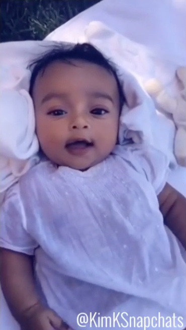 칸예 웨스트와 킴 카다시안의 인형같은 셋째딸 시카고 웨스트 | 인스티즈