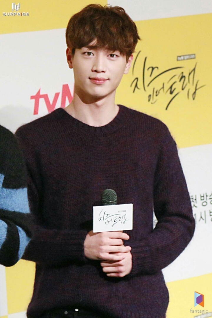 입꼬리가 유명한 남자연예인들 | 인스티즈