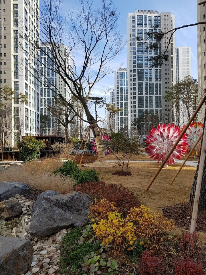 직접 거주하는 사람들과 외부에서 보는 사람들 간 갭이 어마어마한 전설의 아파트.jpg | 인스티즈