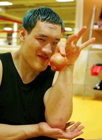 ㅜㅑ) 최홍만 손크기.... 실감짤.....jpg | 인스티즈