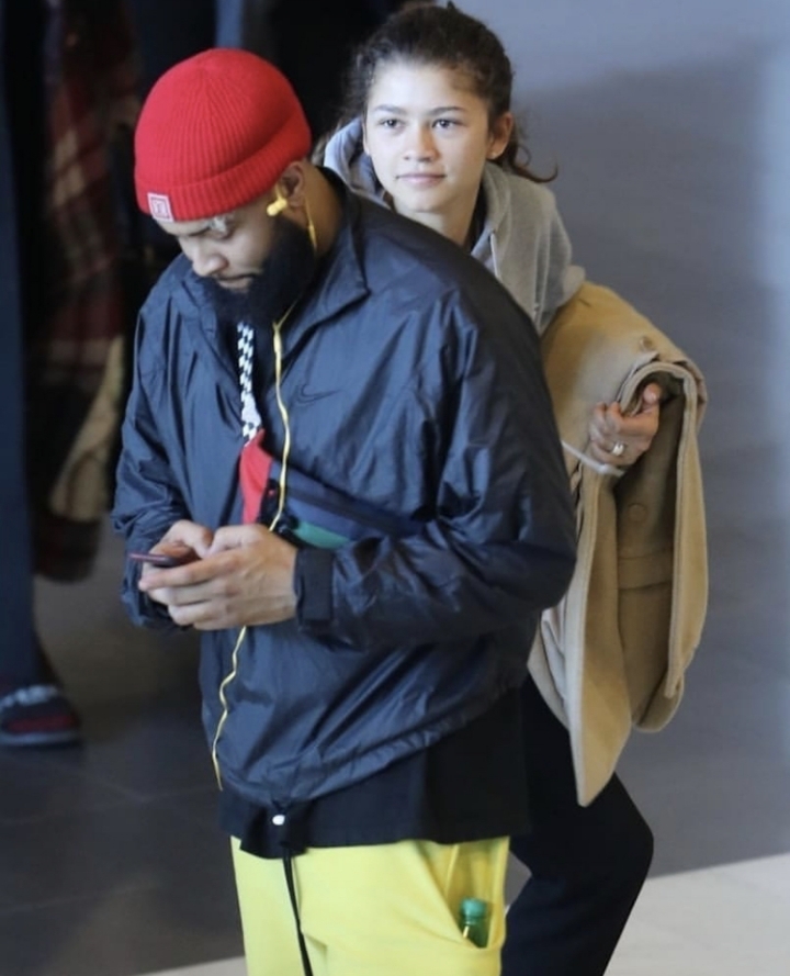 공항에서 아는 지인 만난 젠데이아.jpg | 인스티즈