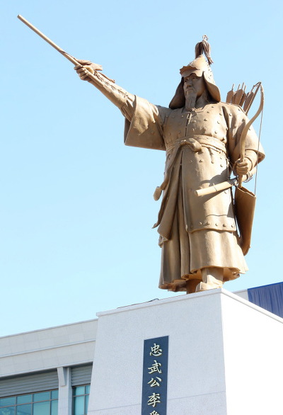 광화문 이순신 장군 동상 바꿔야 한다 VS 그대로 둬야 한다 | 인스티즈