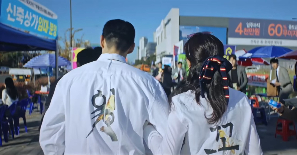 '이 정도의 러브라인이 장르물에서는 딱이다' 정석을 보여주는 모범택시 도기고은.jpgif | 인스티즈