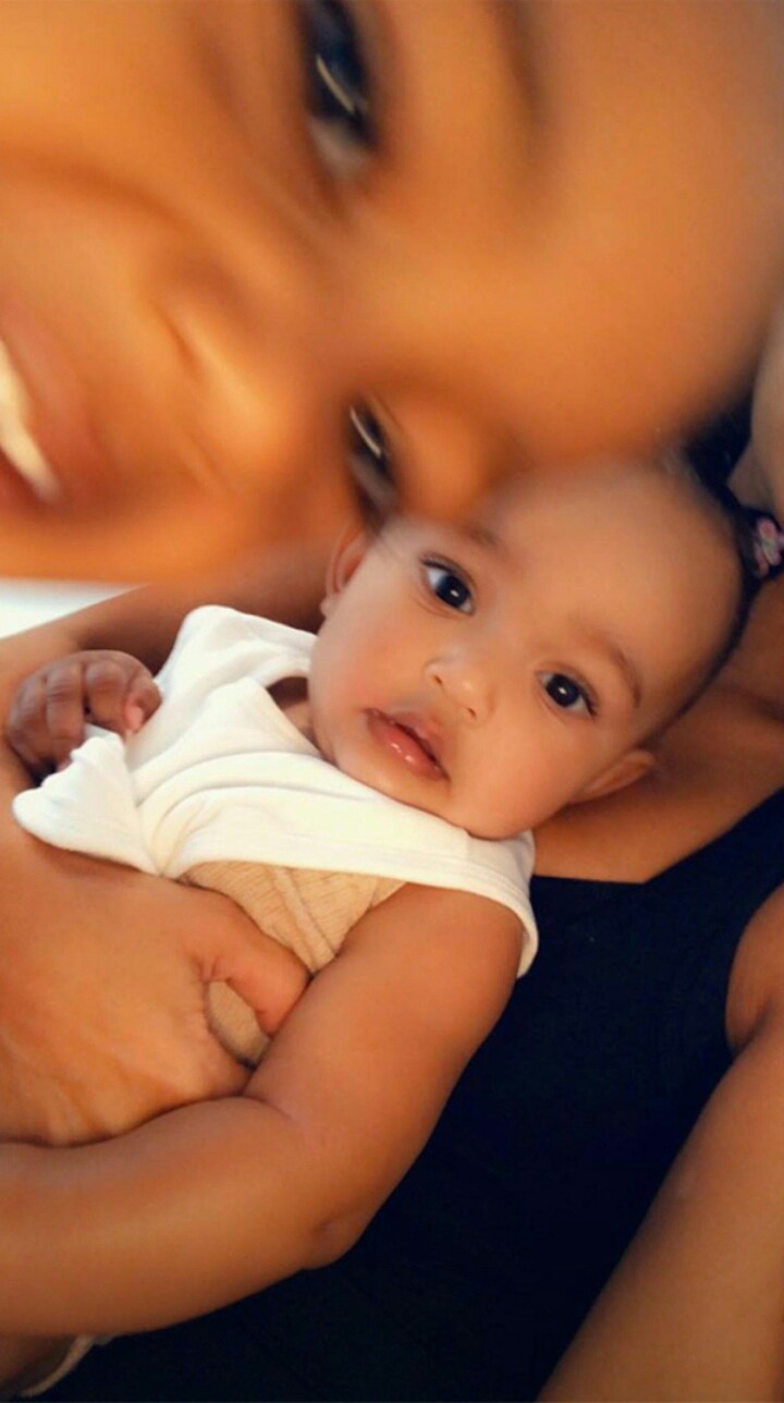 칸예 웨스트와 킴 카다시안의 인형같은 셋째딸 시카고 웨스트 | 인스티즈