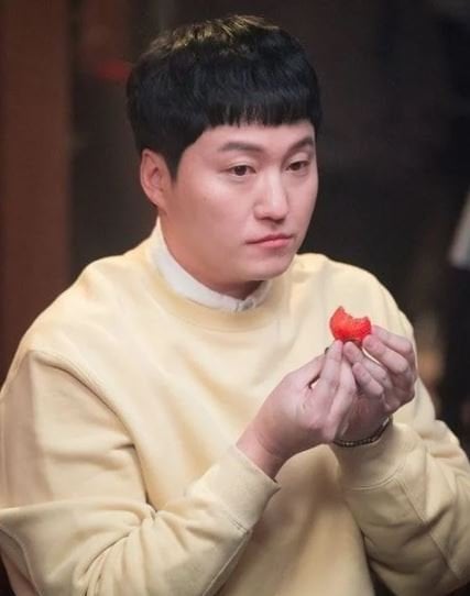 딸기 양손으로 먹는다고 귀척이라 억까 당했던 장원영 | 인스티즈