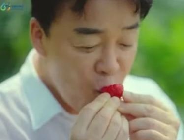 딸기 양손으로 먹는다고 귀척이라 억까 당했던 장원영 | 인스티즈