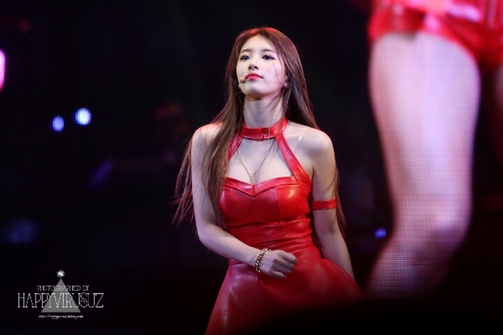 어깨라인이 예쁜 수지 | 인스티즈