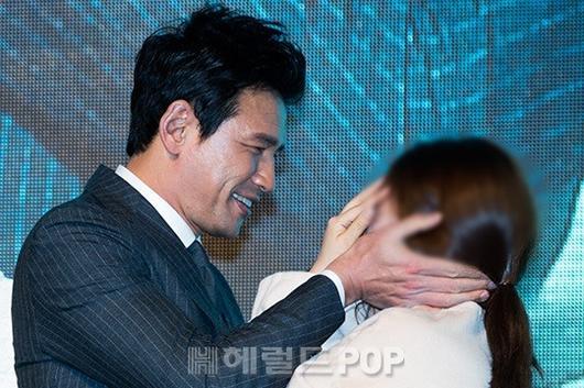 손 큰 남자연예인들의 실감나는 손크기 비교짤ㄷㄷㄷ.jpg | 인스티즈