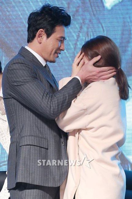 손 큰 남자연예인들의 실감나는 손크기 비교짤ㄷㄷㄷ.jpg | 인스티즈