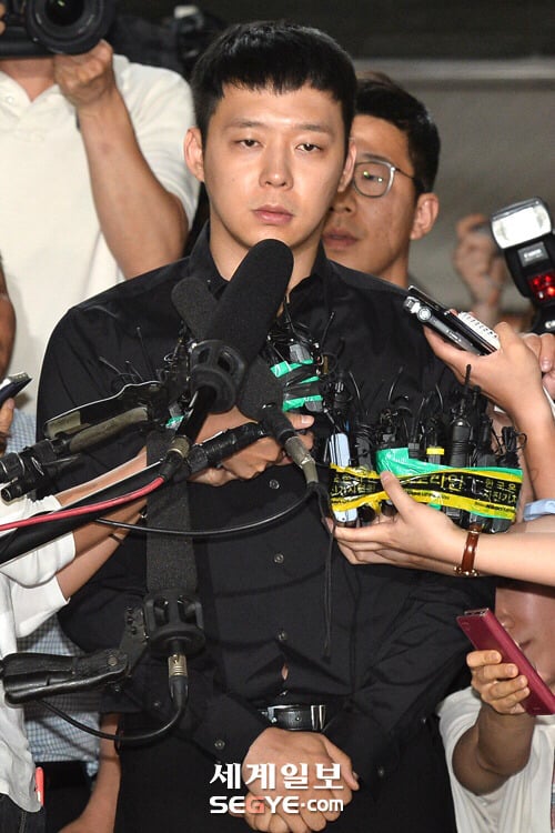 이쯤에서 다시 보는 이진욱 출두사진.JPG | 인스티즈