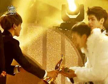 엑소 백현과 방탄소년단 뷔가 친해지는 과정.jpg | 인스티즈