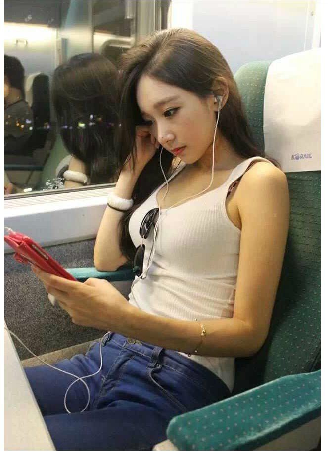 기차 옆자리에 앉은 여자 | 인스티즈
