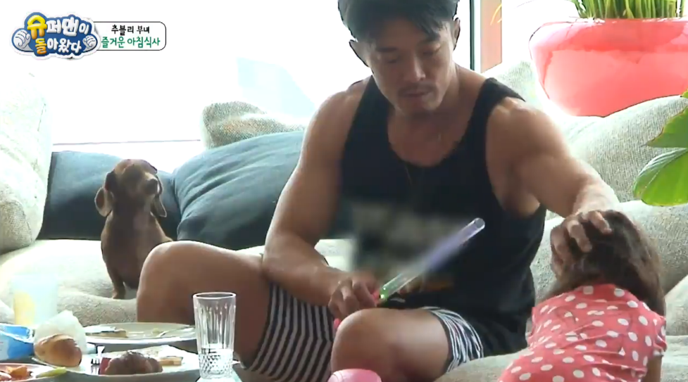 [슈돌] 장난감으로 반려견 쿄로를 때린 사랑이를 굉장히 단호하게 혼내는 추성훈 | 인스티즈