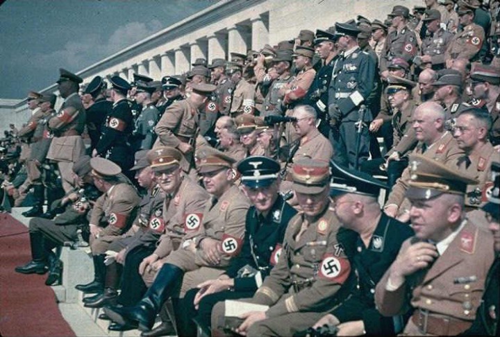  히틀러가 젊은이들을 현혹시키기 위해 만들었던 나치제복.jpg | 인스티즈