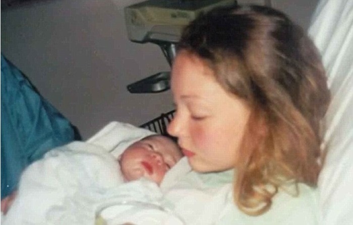 성폭행 당해 낳은 아기 끝까지 포기하지 않은 15살 소녀 | 인스티즈