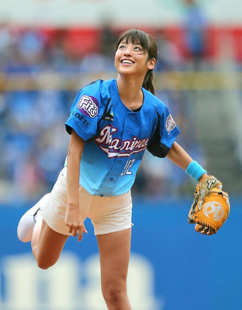 선탠한것처럼 피부톤이 까만 일본 여자아나운서 | 인스티즈