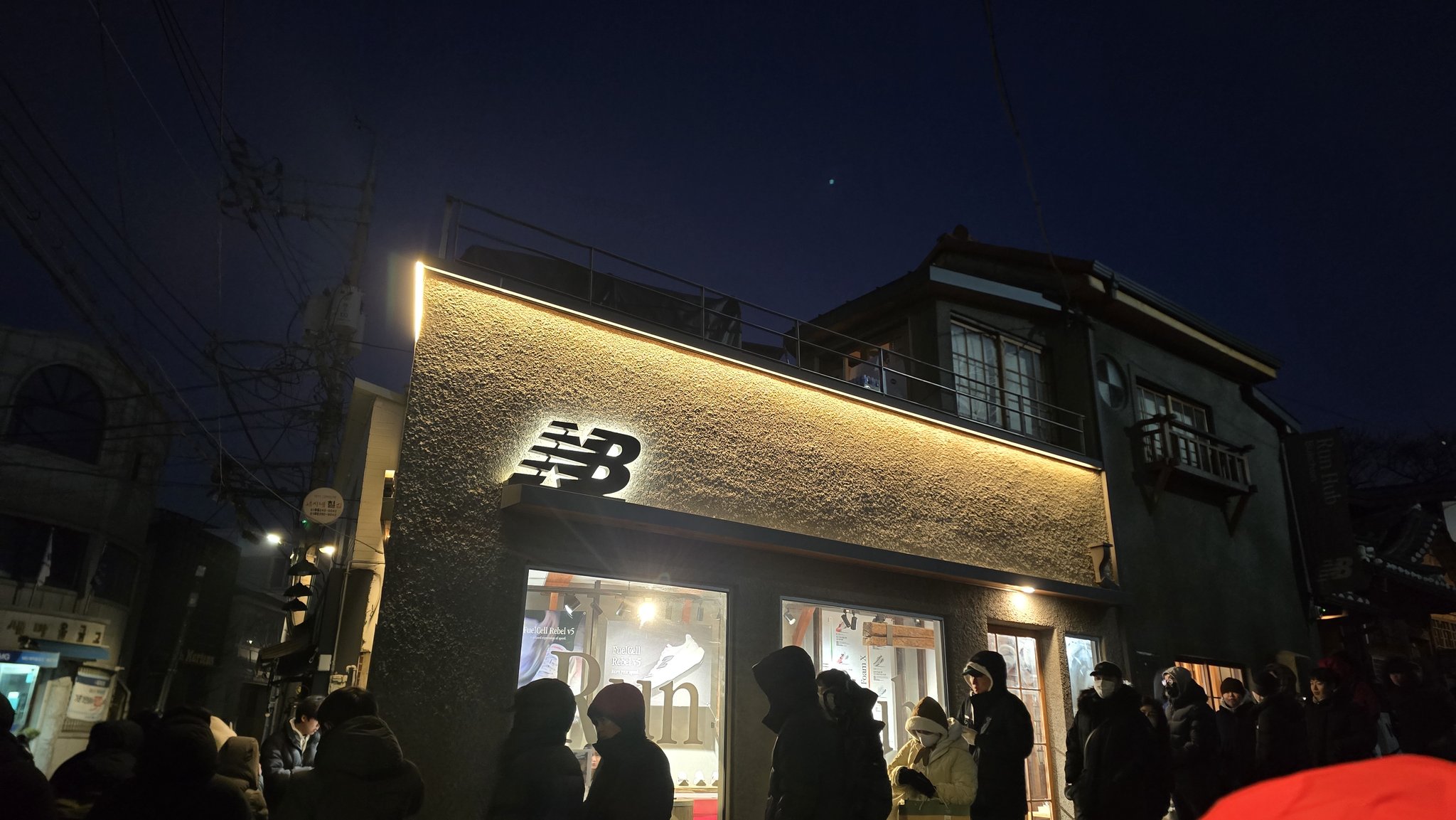 오늘 새벽 뉴발란스 오픈런 현장 | 인스티즈