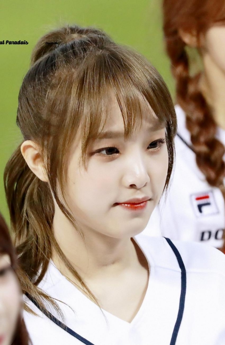 목에 수술 흉터 있는 최예나 | 인스티즈