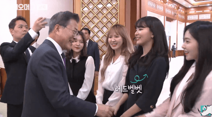 잘생긴 남자 바라보는 아이린.gif | 인스티즈