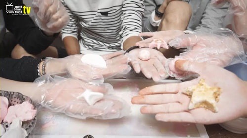 손 큰 남자연예인들의 실감나는 손크기 비교짤ㄷㄷㄷ.jpg | 인스티즈