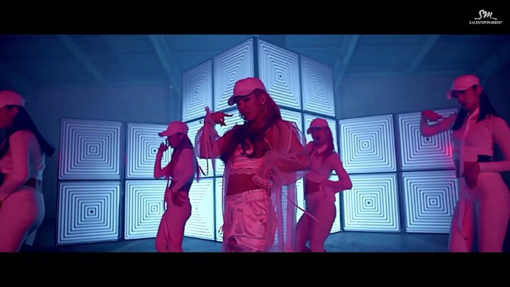 소녀시대 효연의 아리아나 그란데 무대 의상과 헤어 스타일 표절 의혹 | 인스티즈