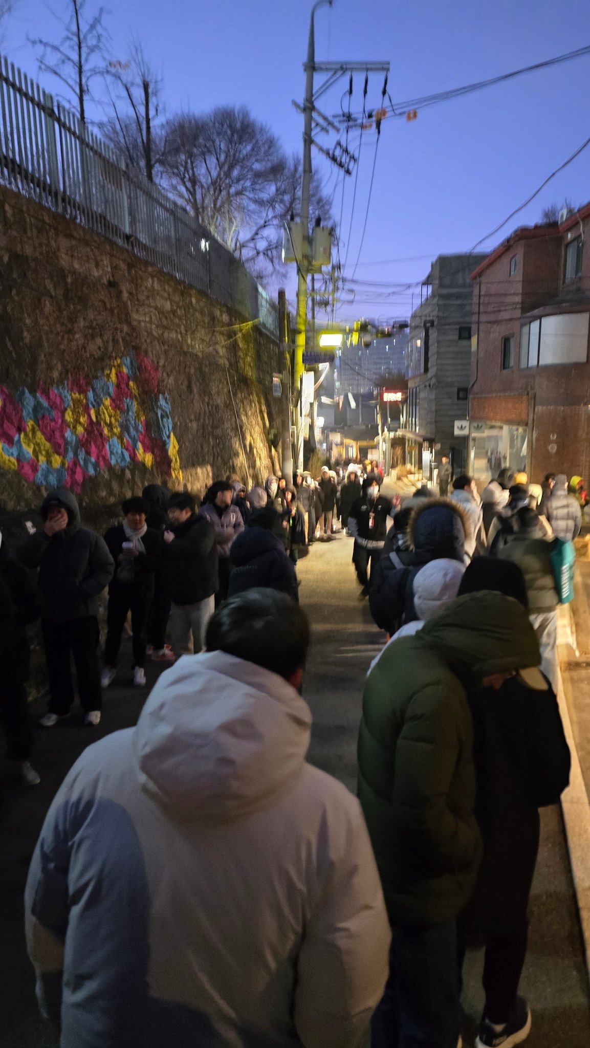 오늘 새벽 뉴발란스 오픈런 현장 | 인스티즈