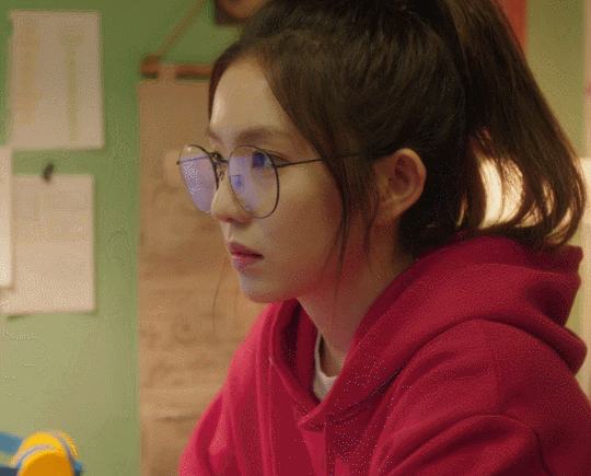 웹드라마에서 안경 쓴 아이린.gif | 인스티즈