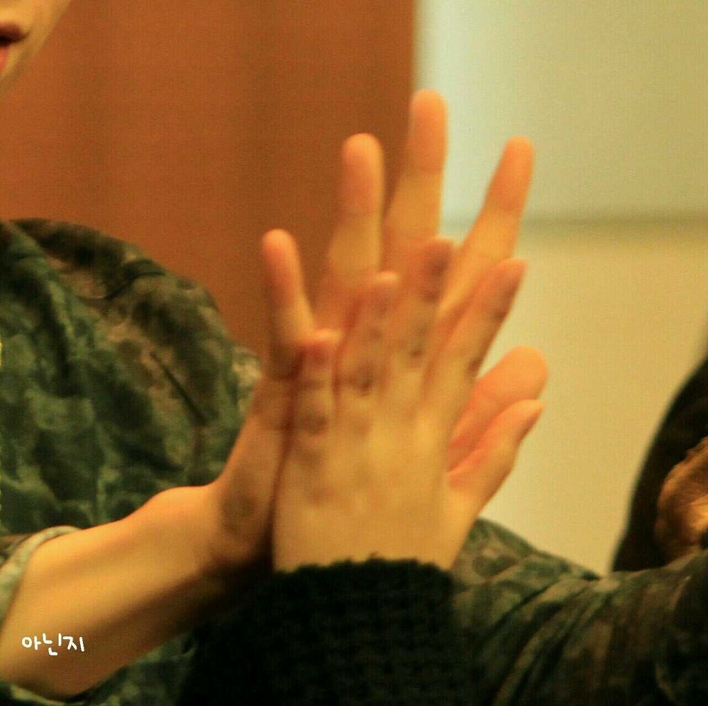 손 큰 남자연예인들의 실감나는 손크기 비교짤ㄷㄷㄷ.jpg | 인스티즈