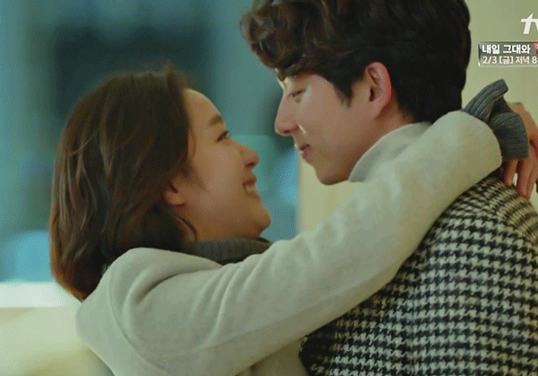 번쩍 안아올리기 키스장인 공유.gif | 인스티즈