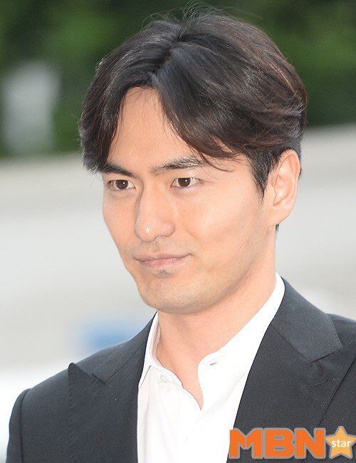이쯤에서 다시 보는 이진욱 출두사진.JPG | 인스티즈