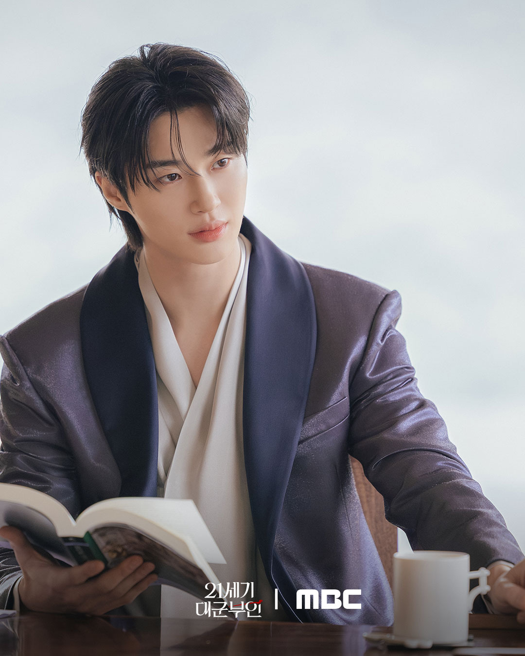 현대 입헌군주제 배경의 '21세기 대군부인' 이안대군 변우석 착장.jpg | 인스티즈