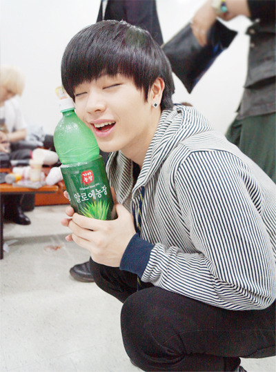 손 큰 남자연예인들의 실감나는 손크기 비교짤ㄷㄷㄷ.jpg | 인스티즈