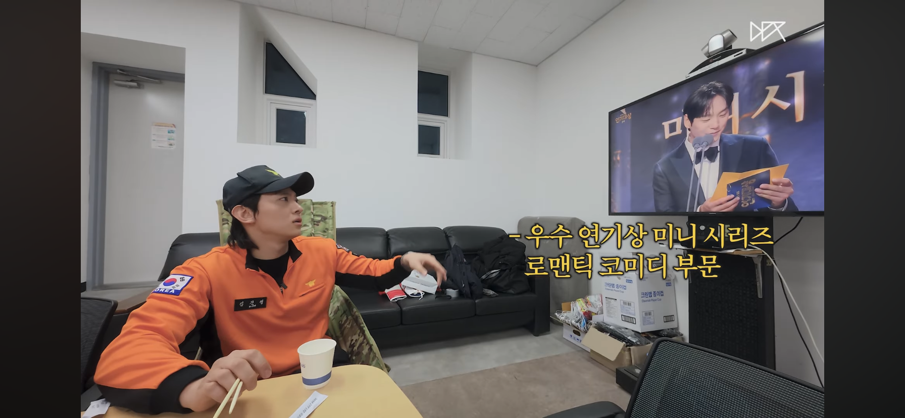 안은진이 상받아서 기뻐하는 덱스 | 인스티즈