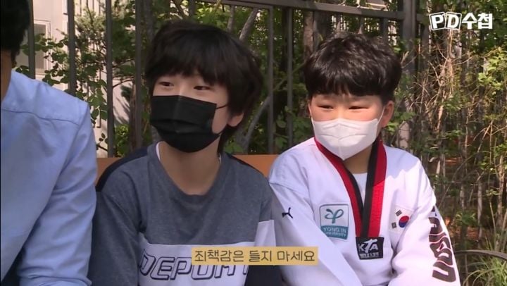 대낮에 벤치 앉아 울고있는 전두환 손자 전우원과 역사의식 투철한 애기들의 만담 | 인스티즈