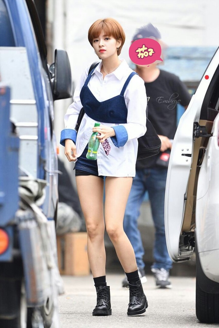 비율이 좋고 다리 라인이 예쁜 트와이스 멤버... 정연 | 인스티즈