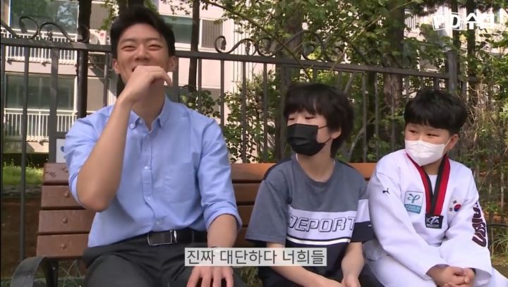 대낮에 벤치 앉아 울고있는 전두환 손자 전우원과 역사의식 투철한 애기들의 만담 | 인스티즈