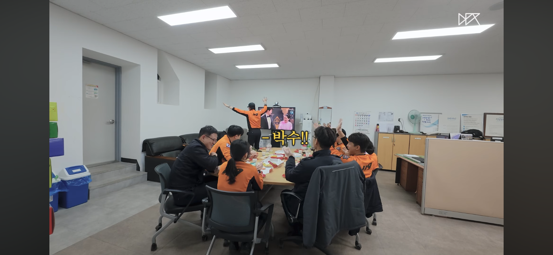 안은진이 상받아서 기뻐하는 덱스 | 인스티즈